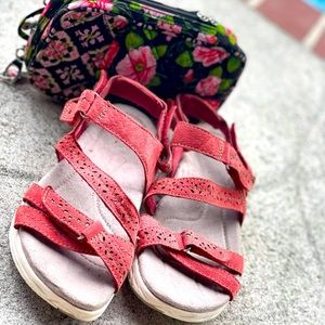 Gently Used Earth Origins Sandals 🩴 Price Drop 🩴